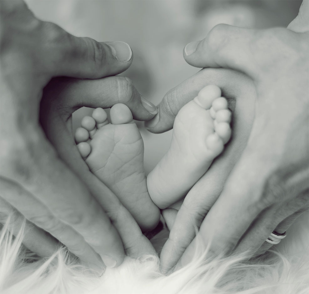 Coeur formé des mains des parents et des peids du bébé - la prévention