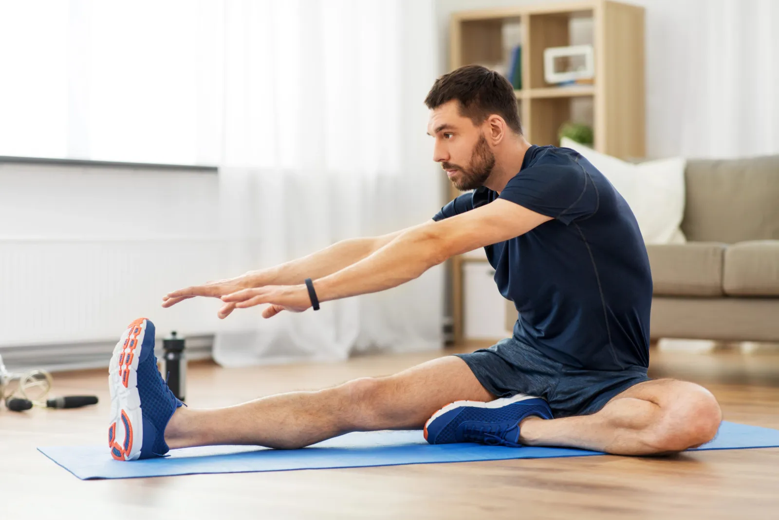 Personne réalisant un exercice doux de mobilité pour le dos