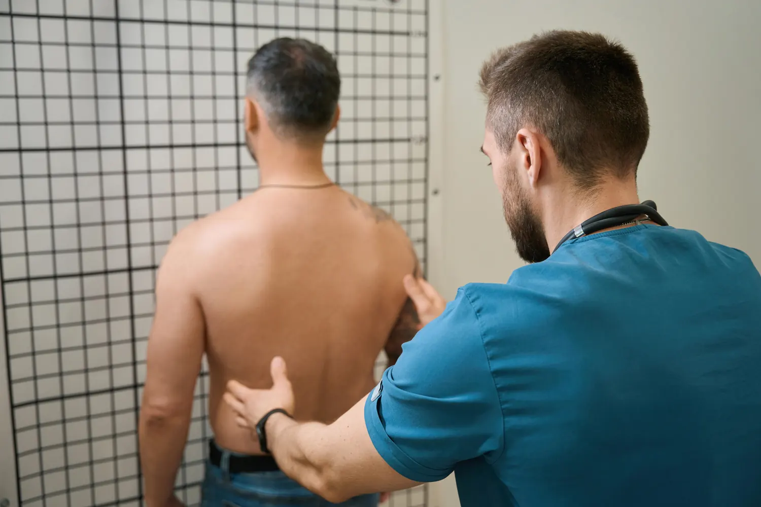 Examen clinique du dos au cabinet De Moveo