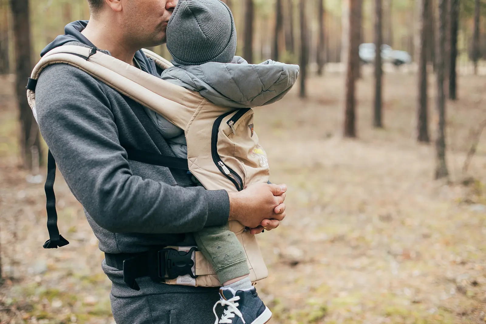 Père portant son enfant pendant une promenade en famille près de Prangins