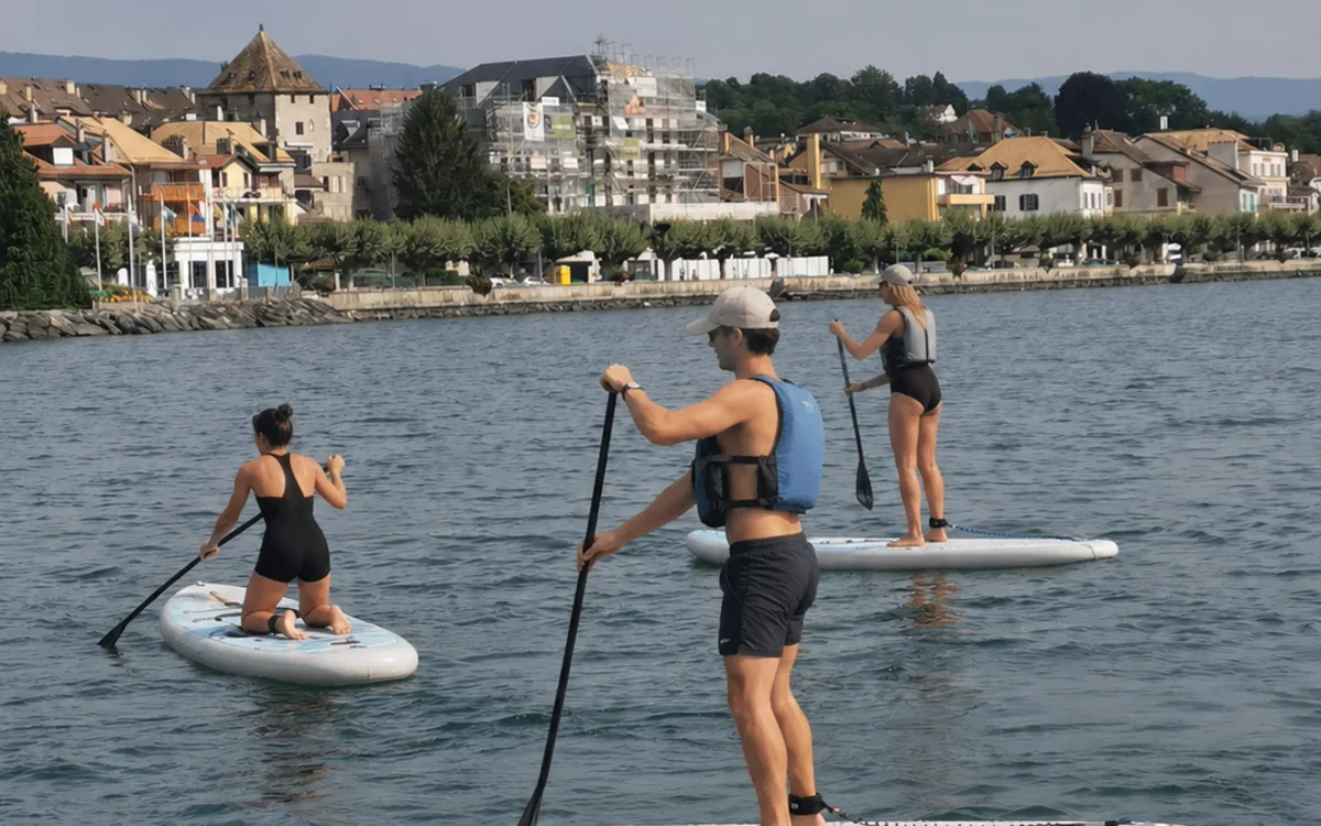 Pratiquants de paddle sur le lac Léman devant Rolle