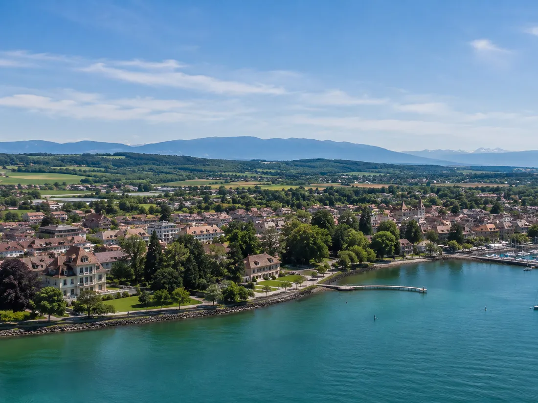 Vue aérienne de Coppet et du Léman