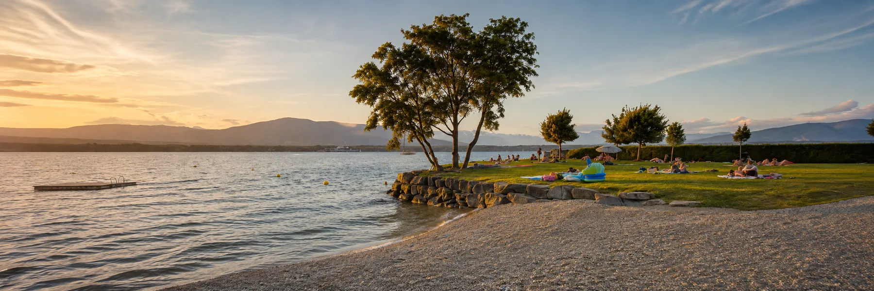 Rive du Léman à Coppet au coucher du soleil